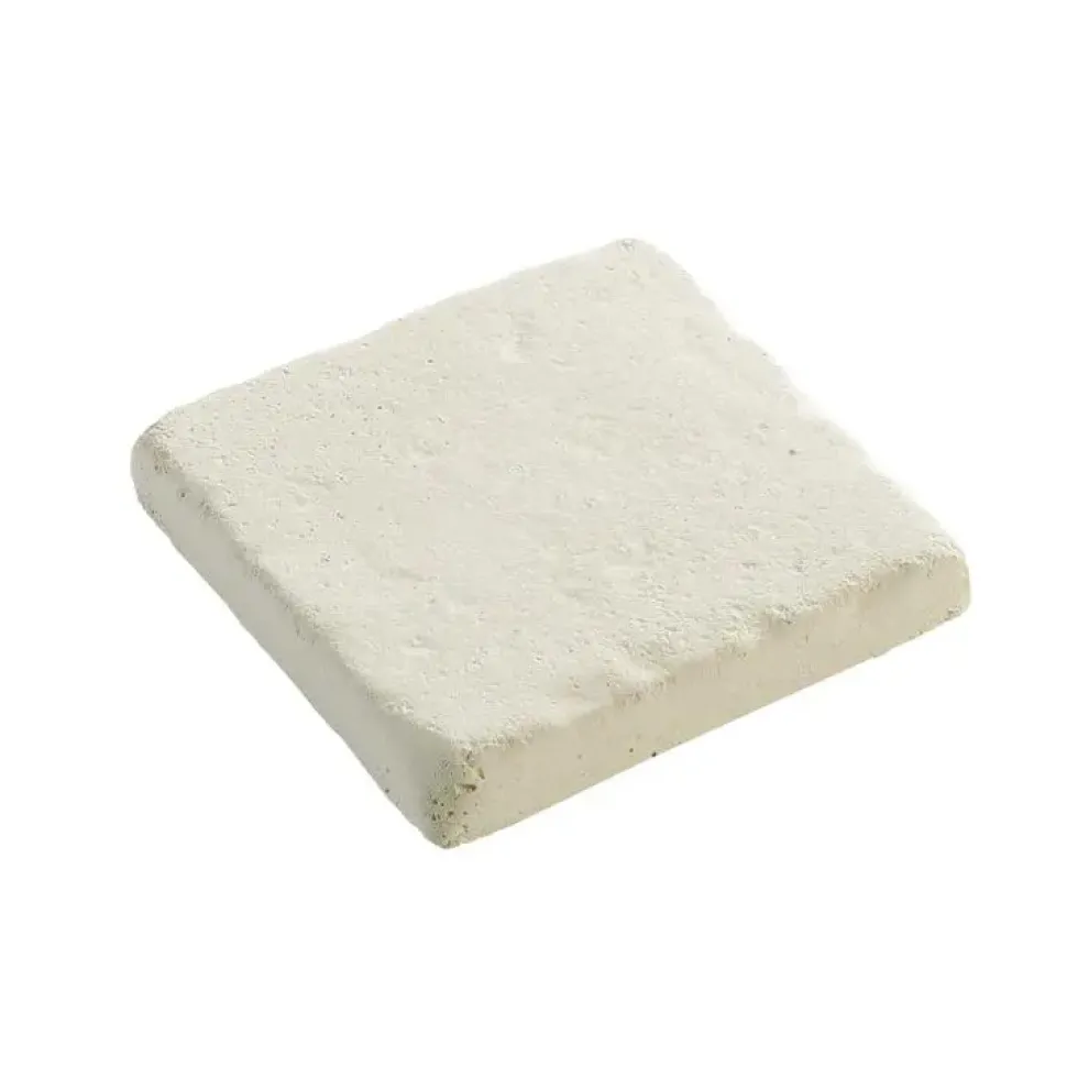 Pavé carré en pierre reconstituée ton blanc Hairie Grandon Touraine - 12 x 12 x 2 cm