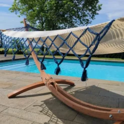 Set support et hamac EsKapade coloris rayé marine à franges bleues en bois et polypropylène Jobek Hamacs - 323 x 125 x 128 cm
