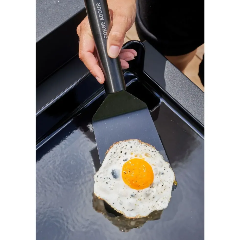Spatule courte pour plancha coloris noir en titane Forge Adour - 26 x 10 x 0,65 cm