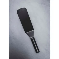 Spatule longue pour plancha coloris noir en titane Forge Adour - 36,5 x 7,5 x 11,5 cm