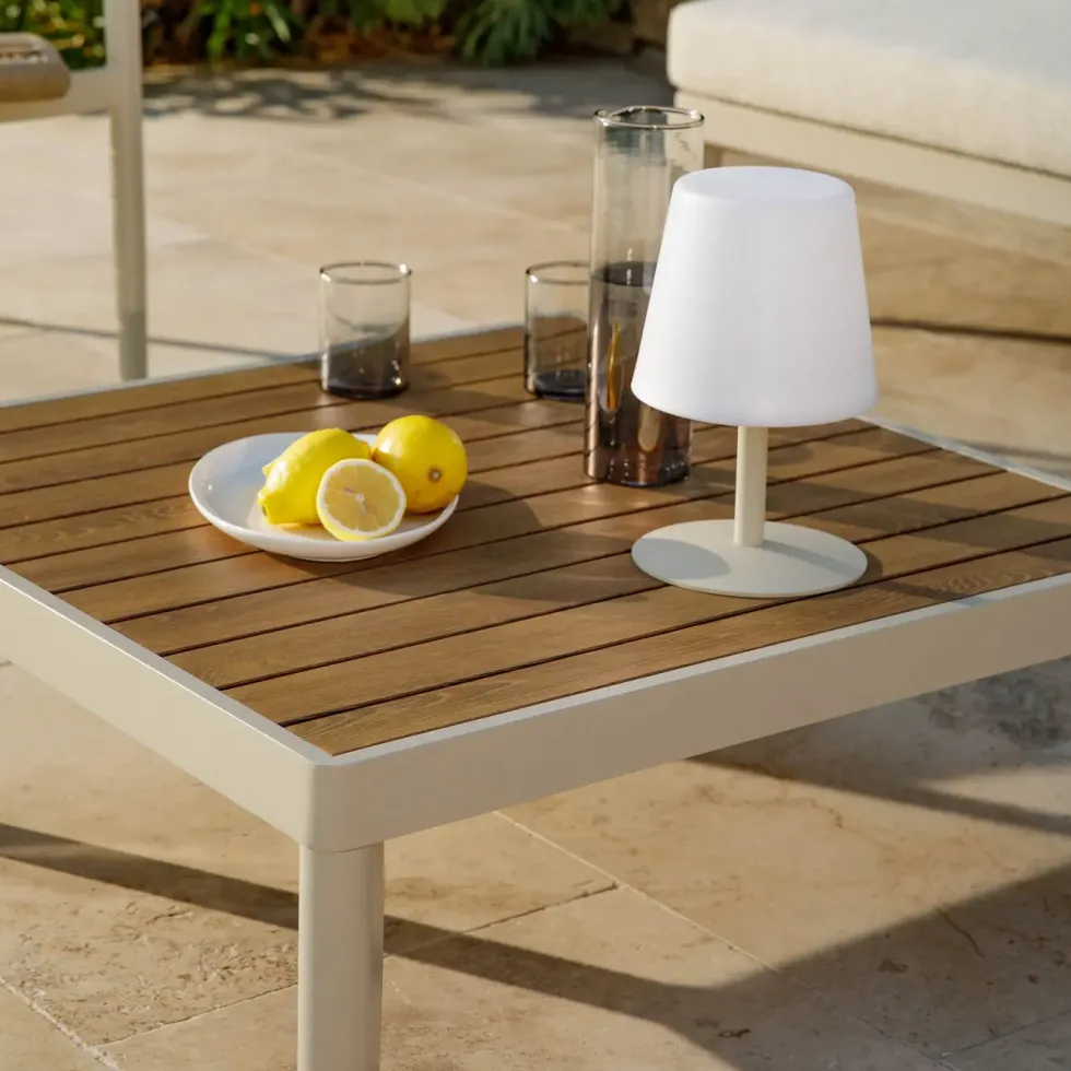 Table basse avec assise possible coloris beige en aluminium Sollya - 72 x 72 x 26 cm