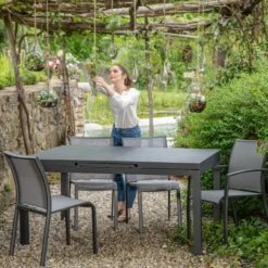 Table de jardin extensible en aluminium coloris noir Carlina -160 à 210 x 90 x 76 cm